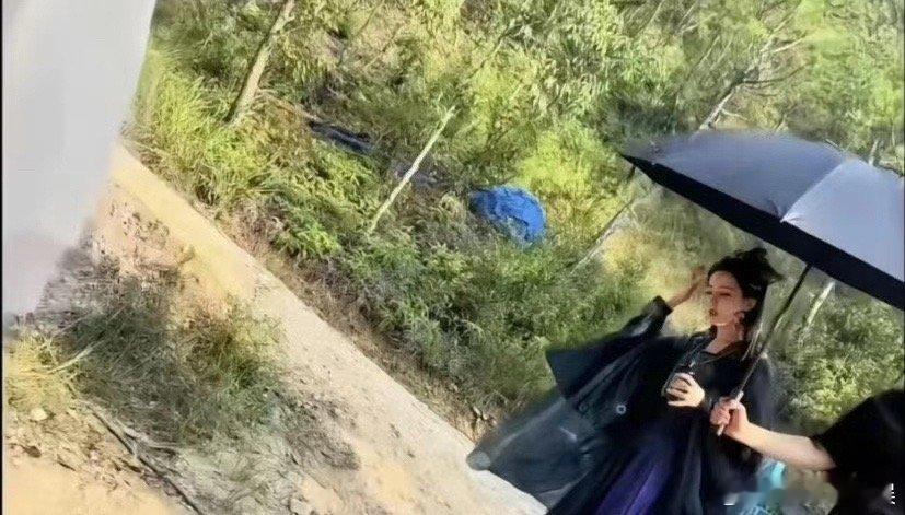 为什么赵露思的古装越看越顺眼，而迪丽热巴的古装越看越不顺眼呀？ ​​​