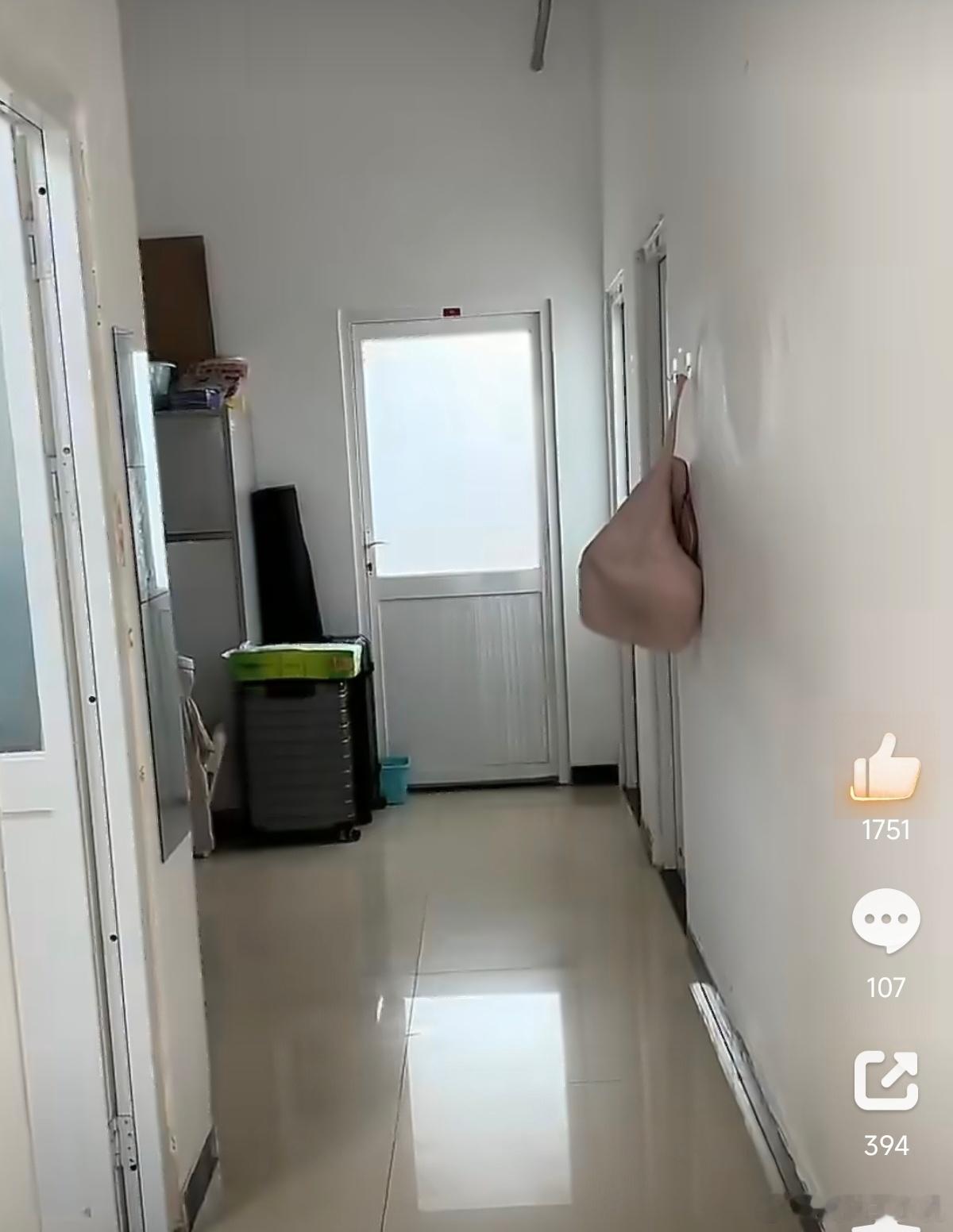 建议全国都普及这种宿舍我觉得视频里的宿舍太理想化了，一人一个房间，虽然空间不大，