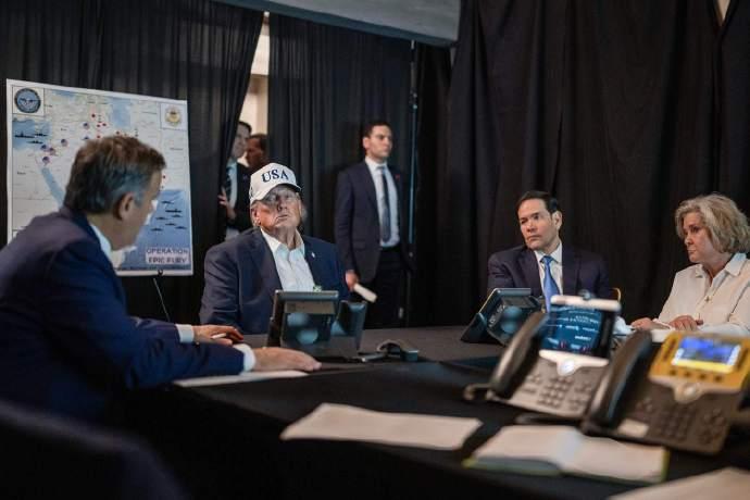 Axios发文：特朗普在处理伊朗问题上正在权衡两条道路：

一是升级军事打击，