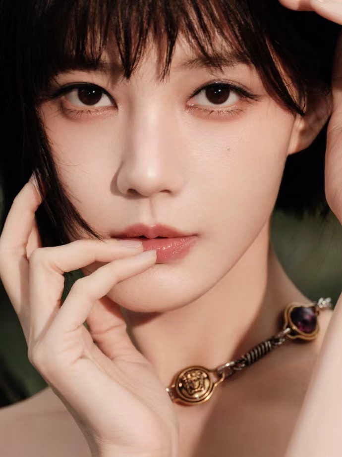 李一桐短发好权威 李一桐短发好权威，李一桐短发姐感十足，怼脸拍的权威性无需多言！