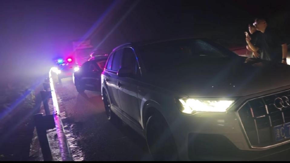 应急车道被占救护车被堵！
 
高速应急车道被私家车堵得死死的，救护车鸣笛狂闪却寸