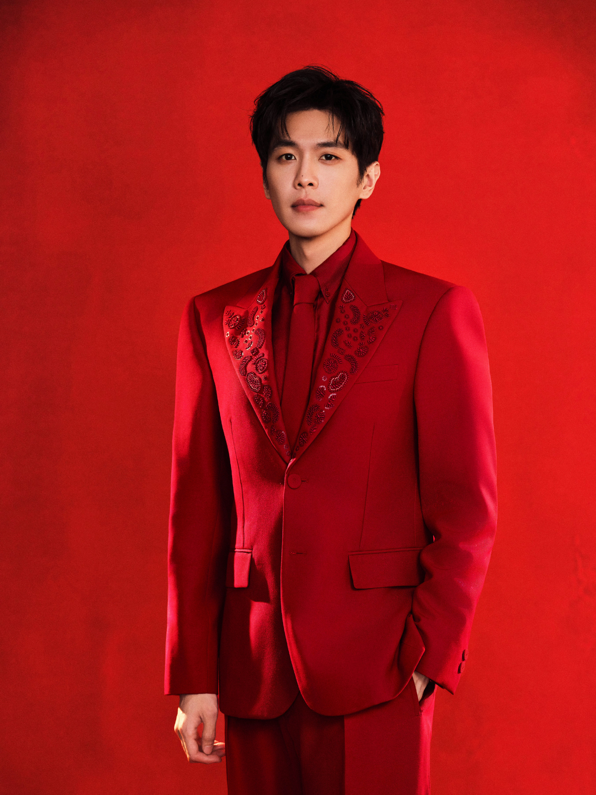 张若昀义乌春晚张若昀春晚造型 昀哥现身2026央视春晚义乌分会场，这也是他第五次