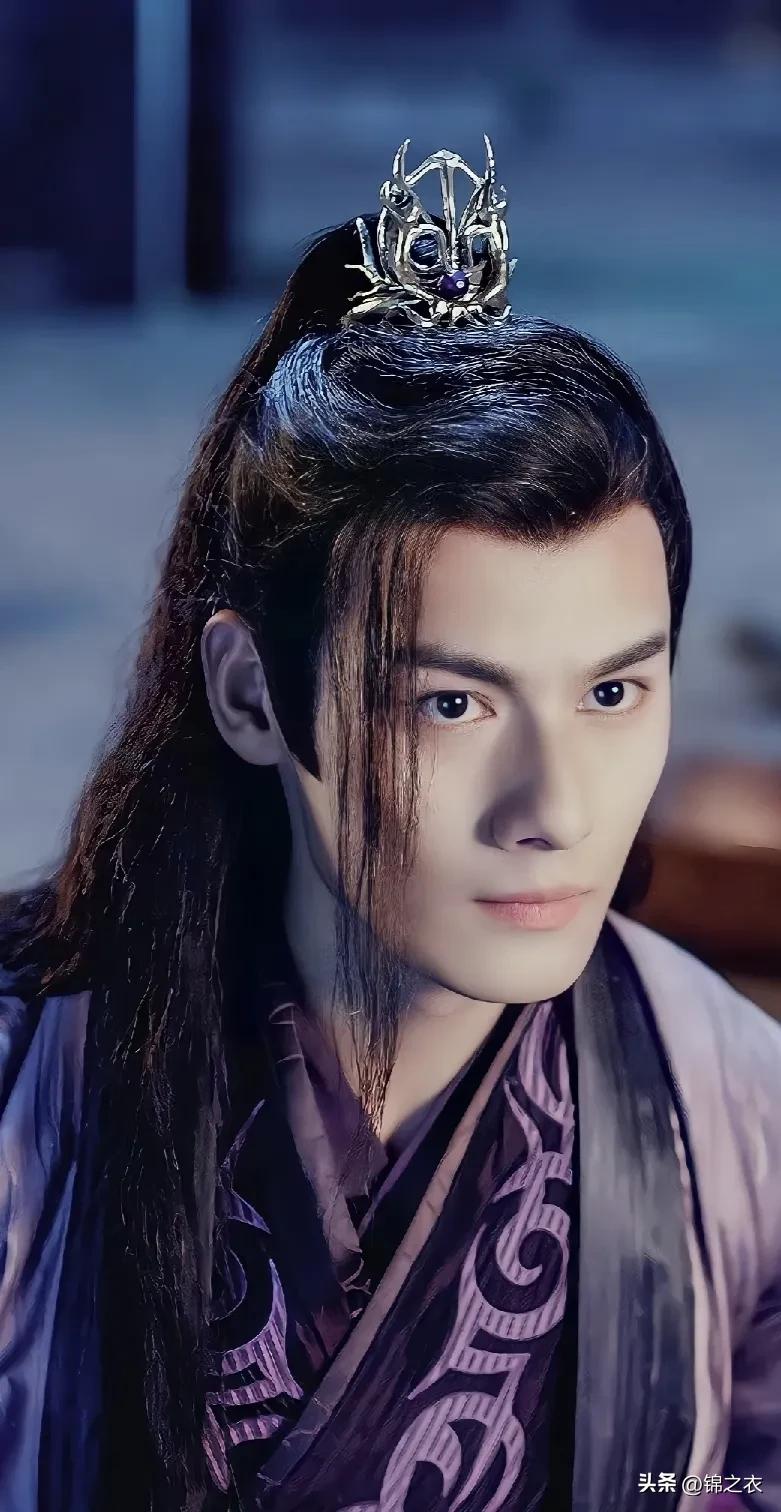 江澄性格非常矜傲和争强好胜，这一点他完美的遗传了虞夫人。母亲的严格要求，和父亲对