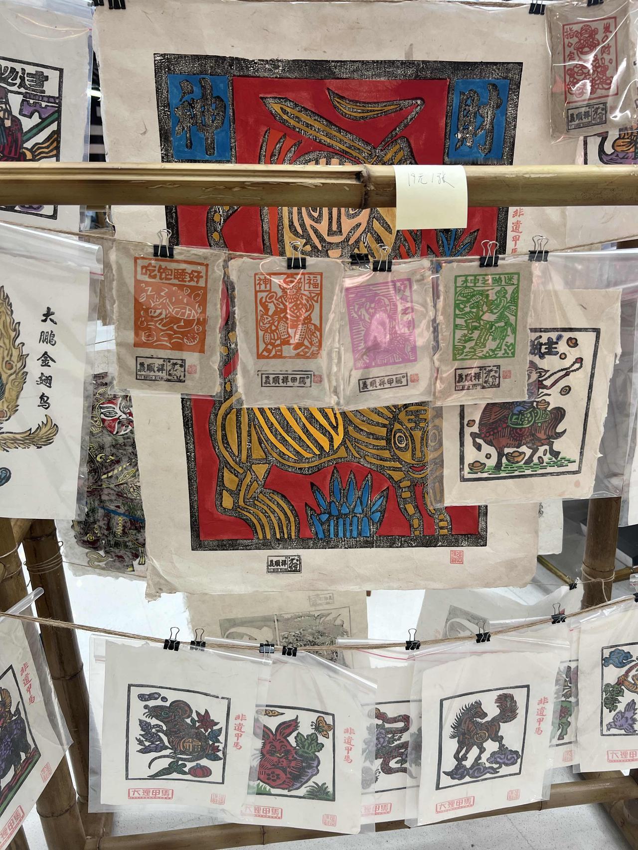 流水线造就千篇一律，冰冷机器剥离灵魂温度；唯有手作留存心意与温度，手工艺品终将愈