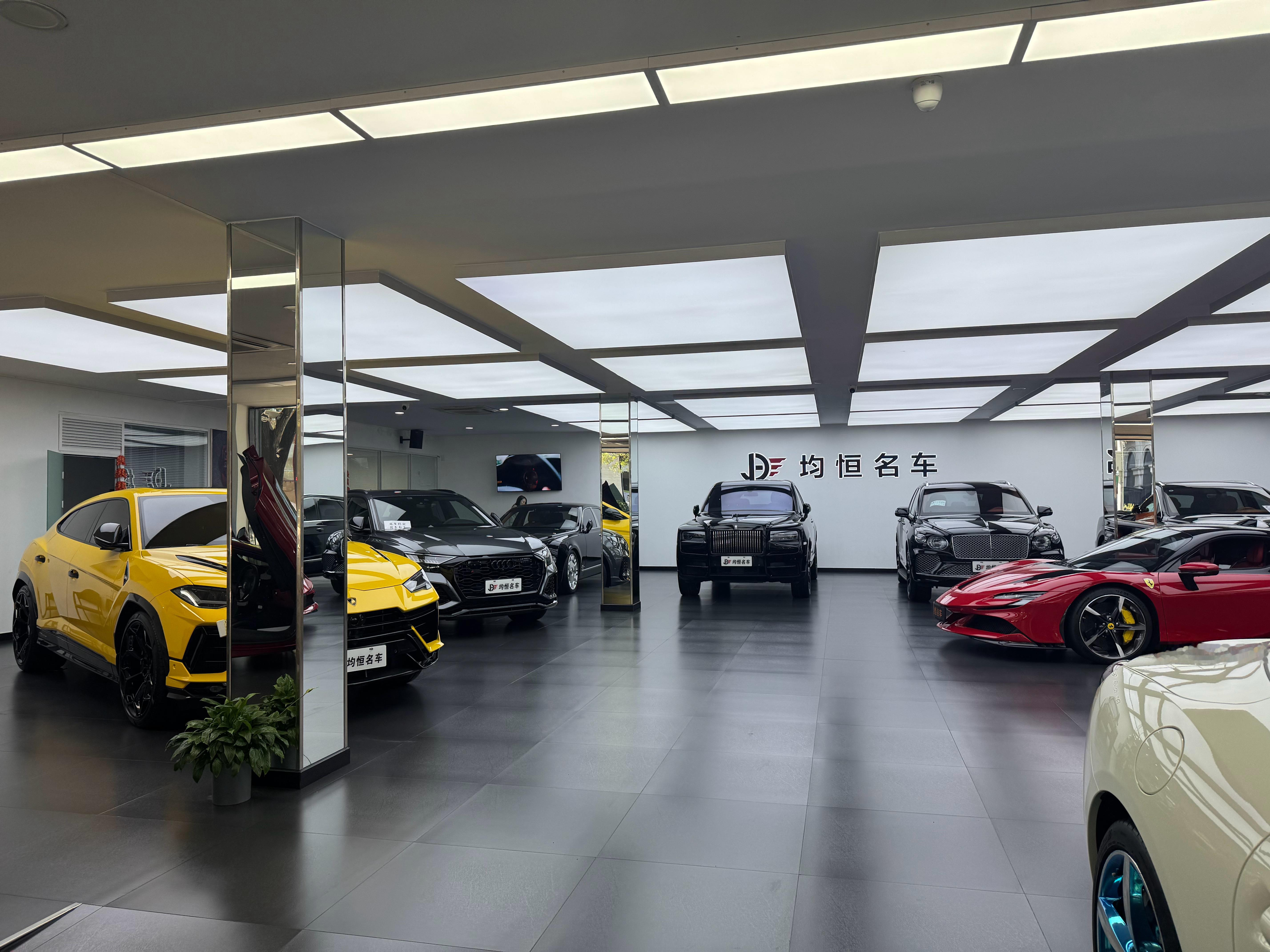 来皇城脚下金宝街、老乡车行探个店。晚点发探店小视频[耶]  ​​​