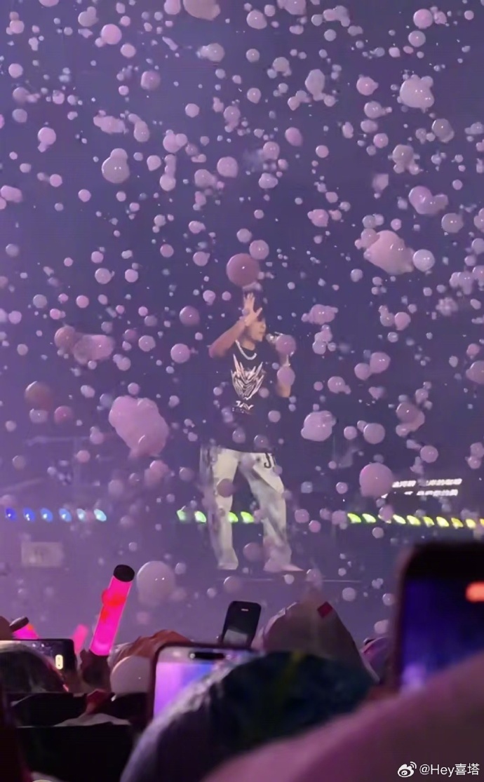 在周杰伦演唱会看到全场泡沫海第一视角看周杰伦演唱会 第一视角亲眼见证周杰伦演唱会