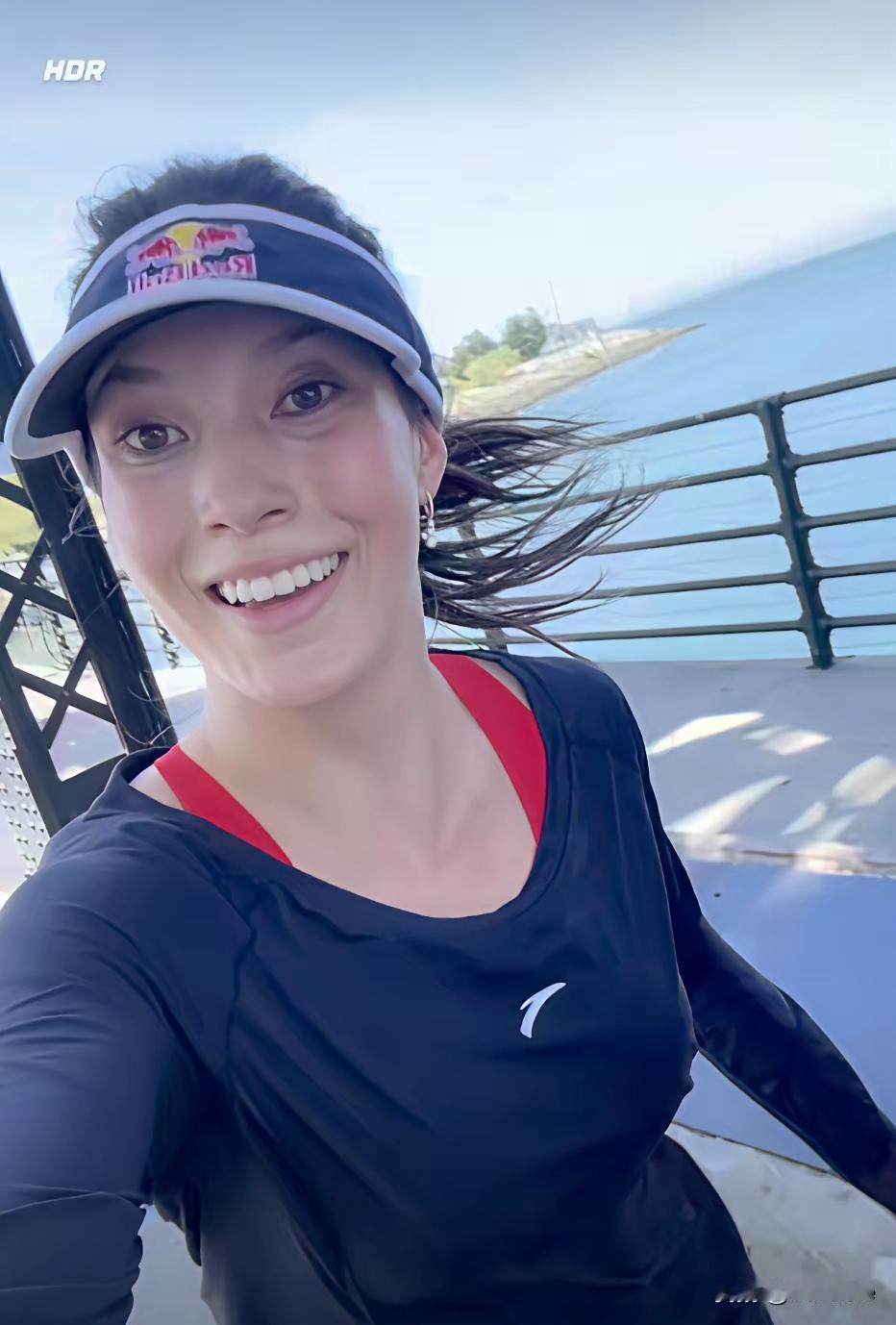 邻家女孩谷爱凌晒出跑步照片。她热爱运动，又乖巧漂亮，生活健康自律，事业更是强劲，