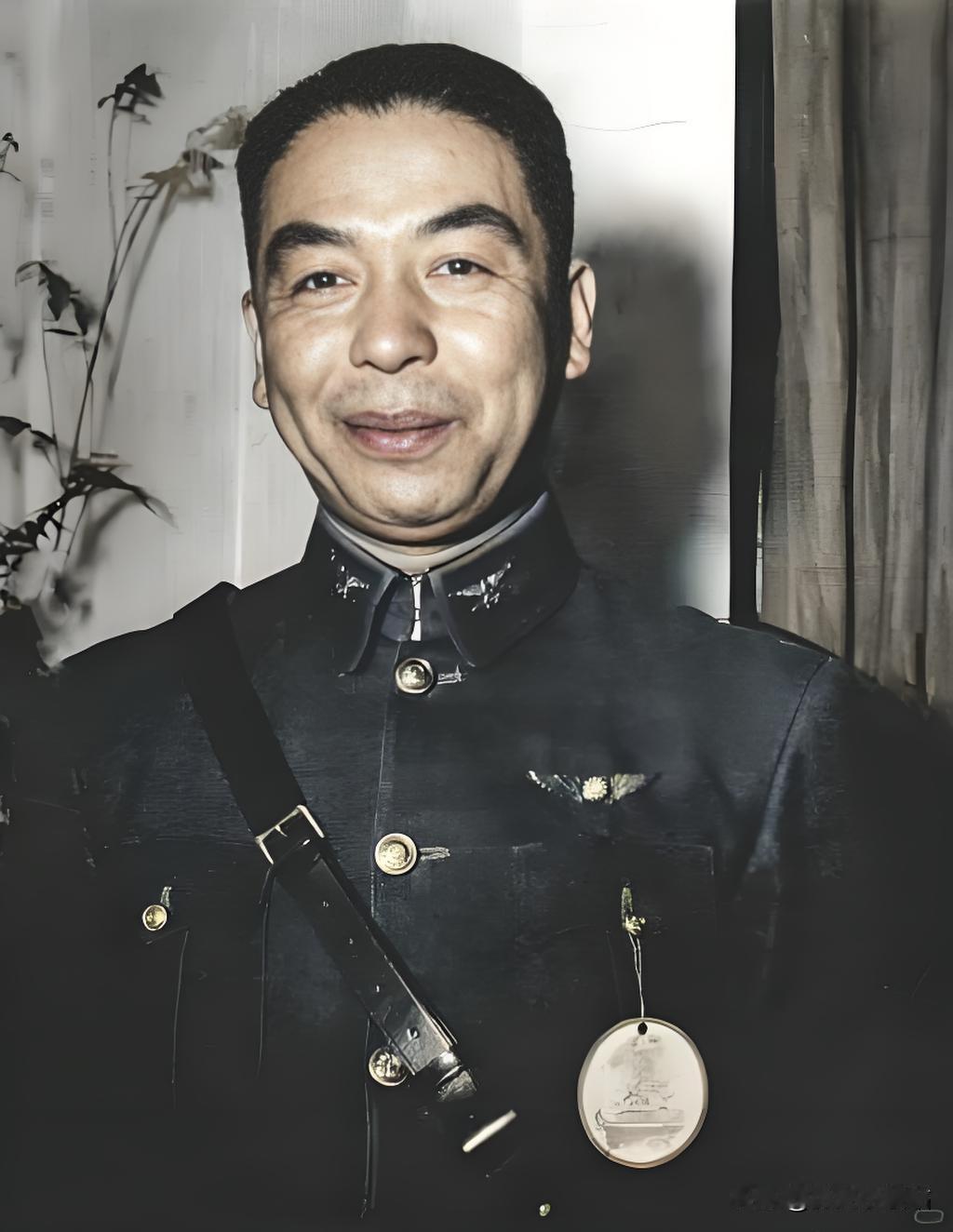 您瞅这1941年重庆的毛邦初——穿着空军制服挺括，肩章锃亮，可谁能想到这位“蒋委