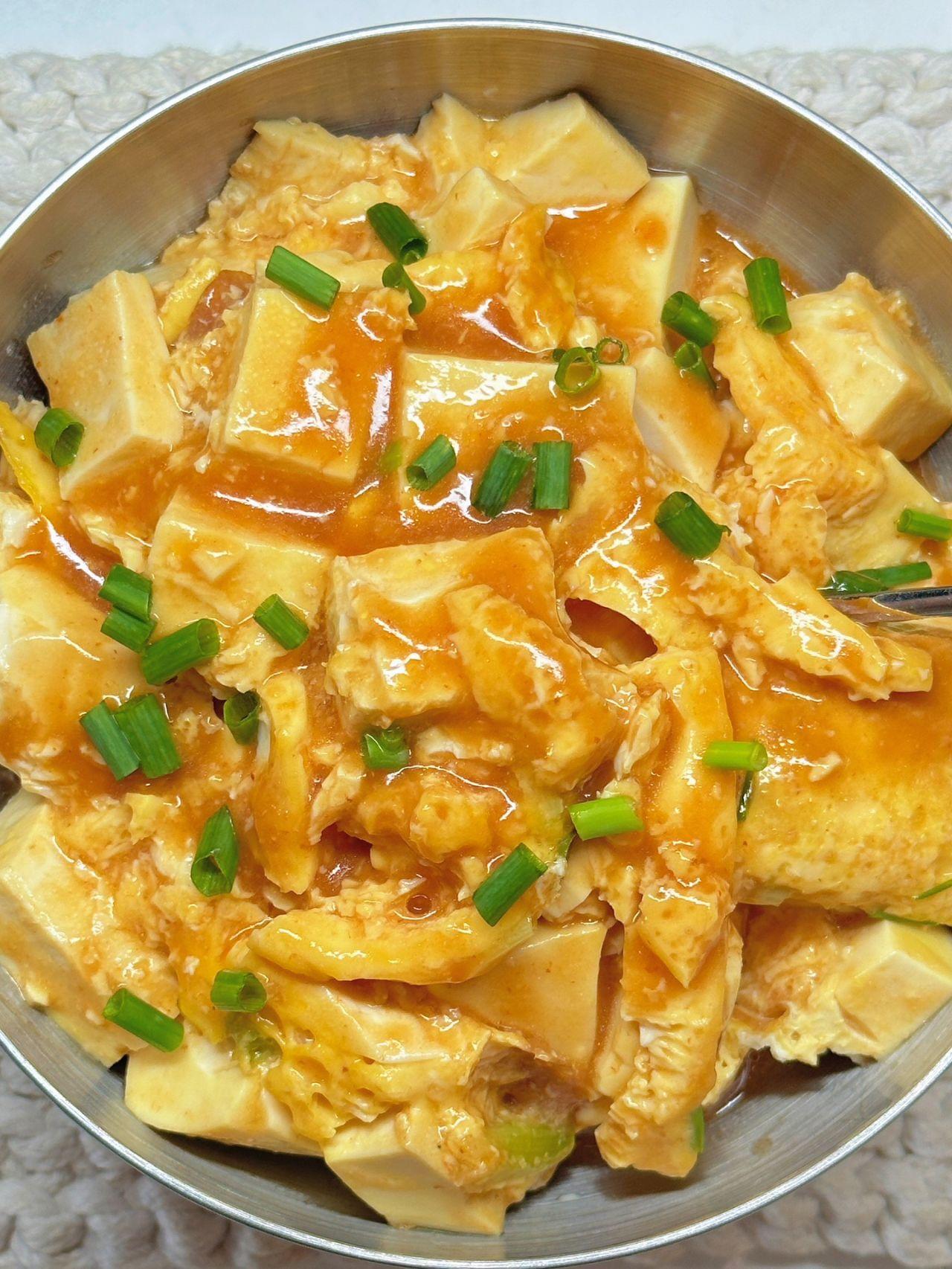 下饭菜，嫩滑软鲜的豆腐抱蛋配大米饭好吃哭
超简单超好吃！
食材：豆腐一盒 鸡蛋二