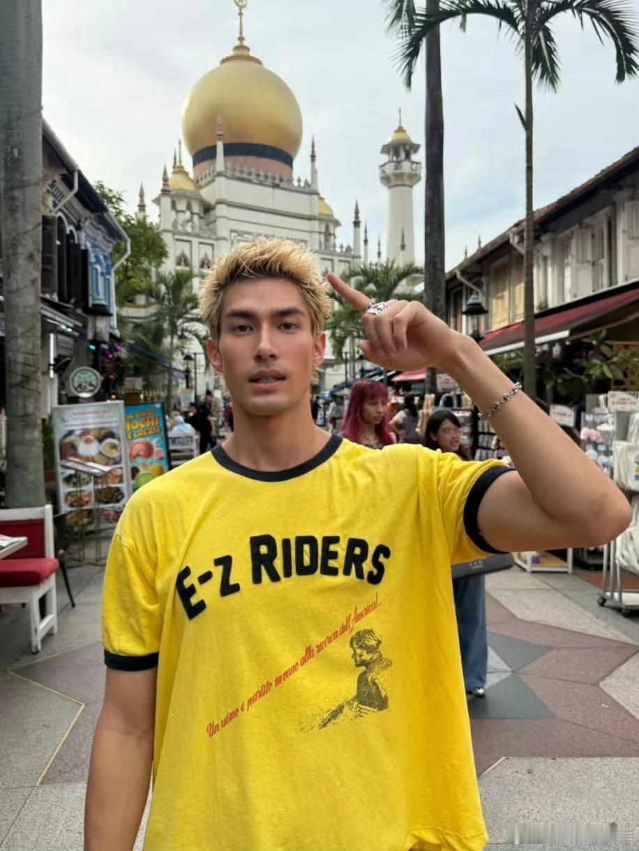 双倍e人暴击米卡！颜安赵昭仪活力满满，看片会直播解锁合伙人们有趣日常颜安赵昭仪你