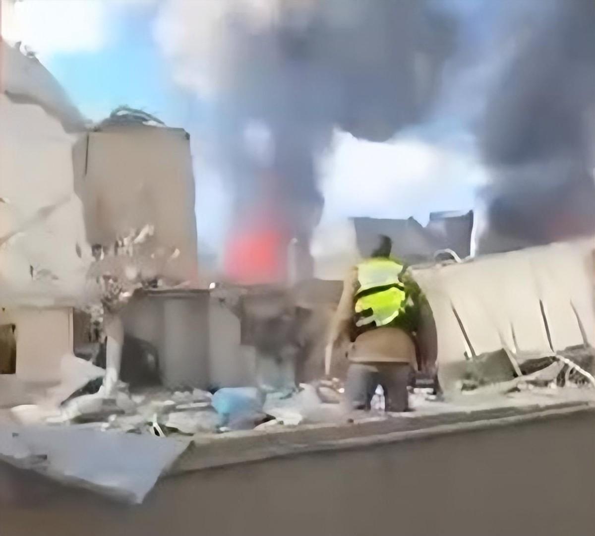 美：老弟，你们管管那些自媒体吧，非说我们在巴林的基地被炸成火海了。

中：什么火