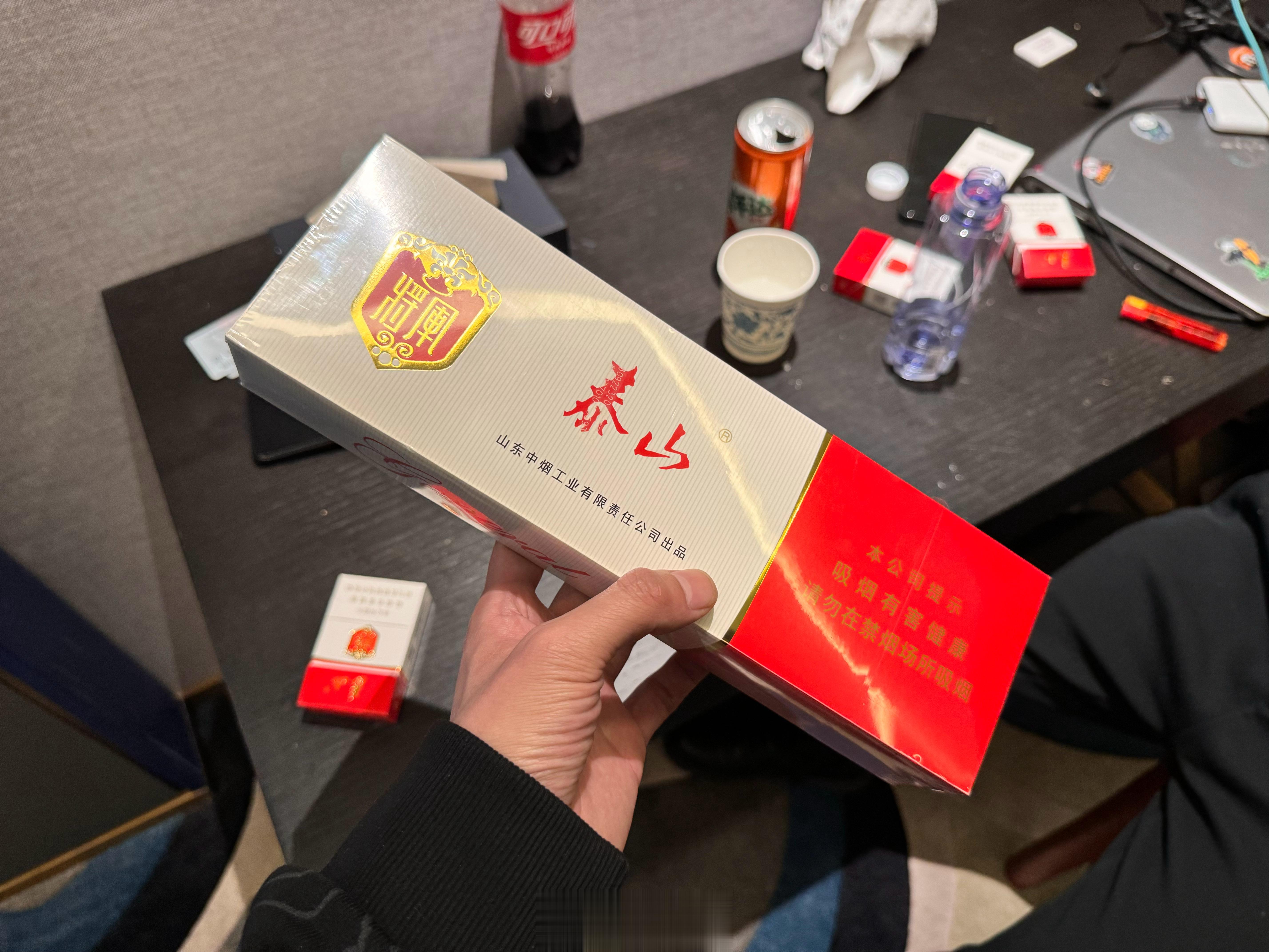 不是吧哥们儿´•ﻌ•`山东好兄弟来武汉发布会带一条烟抽啊 就呆两天抽一条？  ​