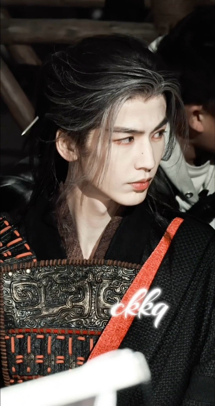 2026年红红火火的张凌赫目前有3部待播剧，古装剧《逐玉》、民国剧《这一秒过火》