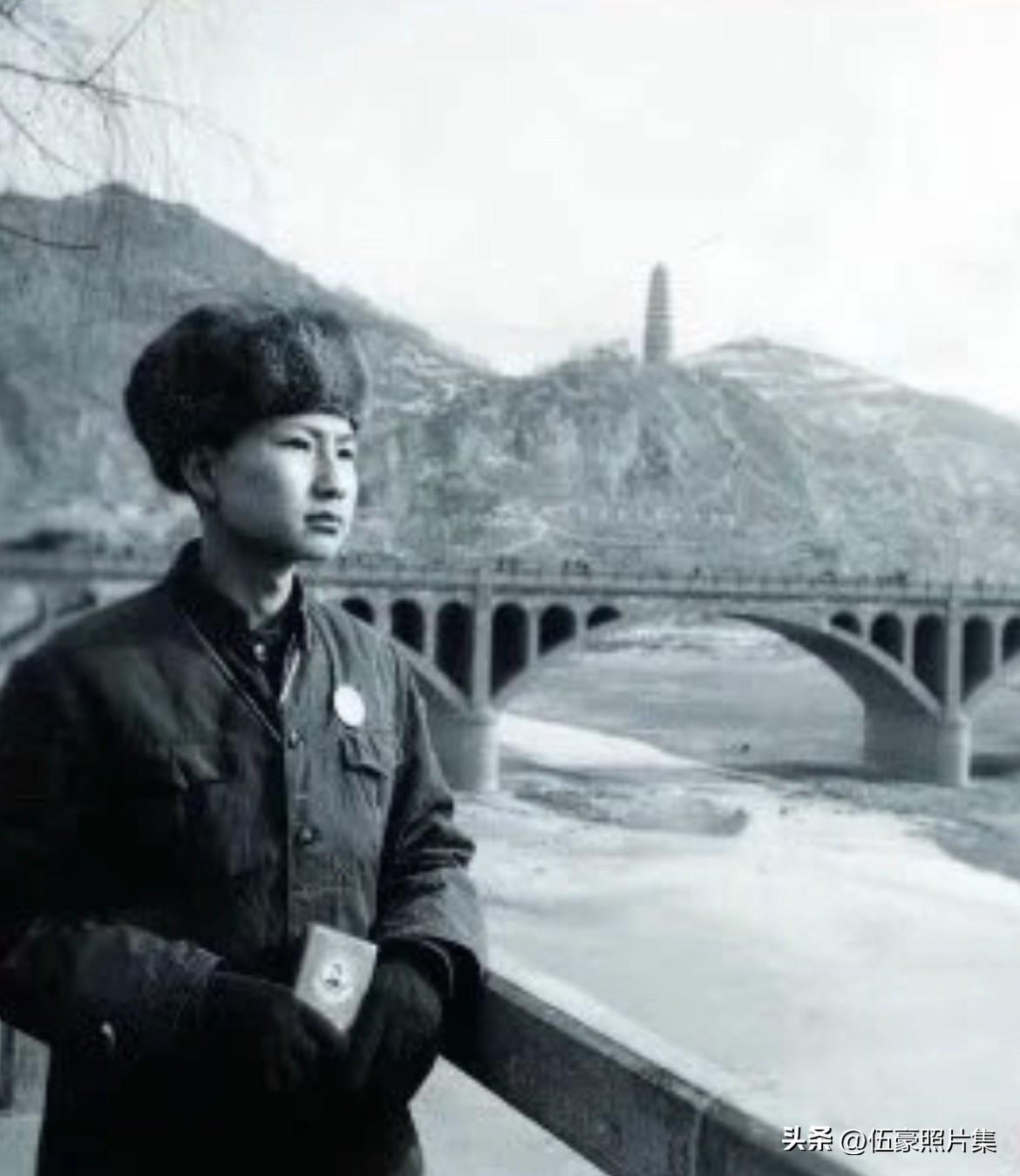 1971年，周恩来动员参军的侄儿周秉和回陕北插队当农民，教育他带头坚持扎根农村，