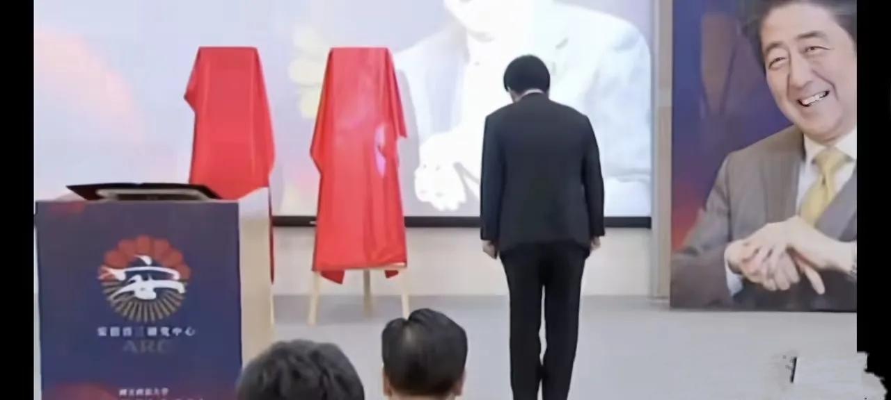赖清德又拜鬼子了！赖清德拜安倍，赖清德拜八田与一，为鬼子招魂，小日子比他亲爹都更