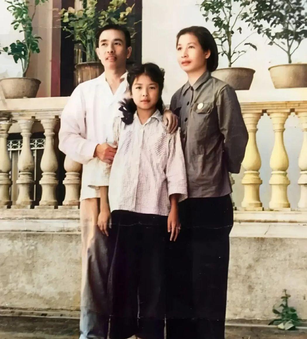 1969年12月1日，住在广州一家招待所的陶斯亮和母亲曾志收到了通知：陶铸死了…