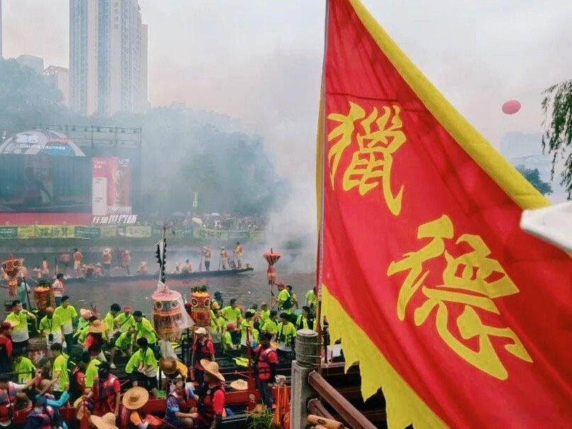 广州猎德龙舟堵船名场面 端午天河CBD限定奇观来了！超170艘龙舟齐聚猎德涌，佛