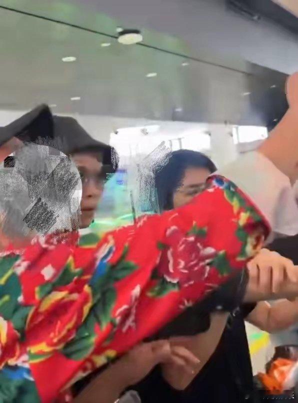 #叶童被破口大骂粉丝吓到#虽然这位男子持续输出了很多难听的语句，但叶童在进口处还