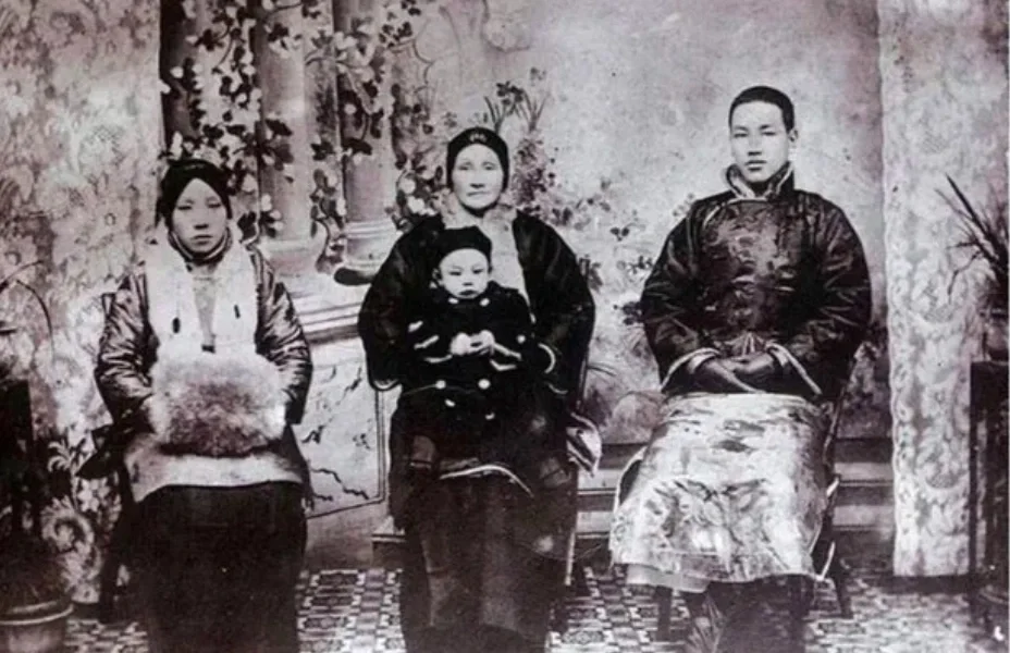 19岁的毛福梅嫁给14岁的蒋介石，成婚那天夜晚，毛福梅一直在床前等待蒋...