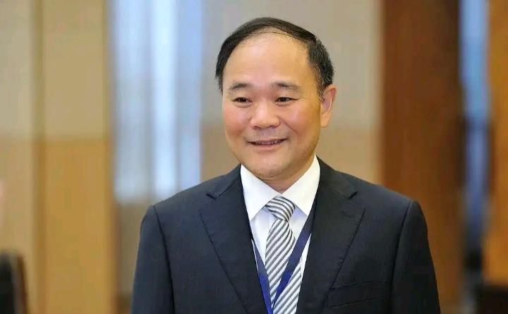 李书福，63岁，无党派人士，浙江台州人，燕山大学硕士、哈尔滨工业大学博士，正高级