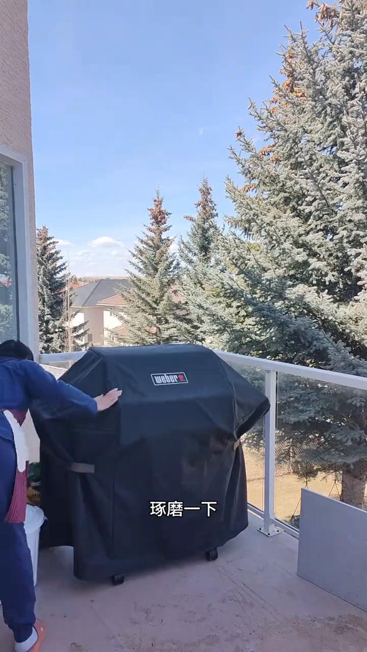 轻轻漫步加拿大，分享有烟火气的海外生活。
我家房子的露台有点小，今天我打算把家具