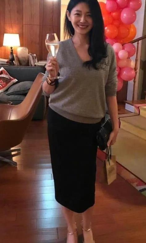 大S头七，小S哭崩！愿望是全家去旅行，那为什么不带大姐一家？
 
一个大活人，一