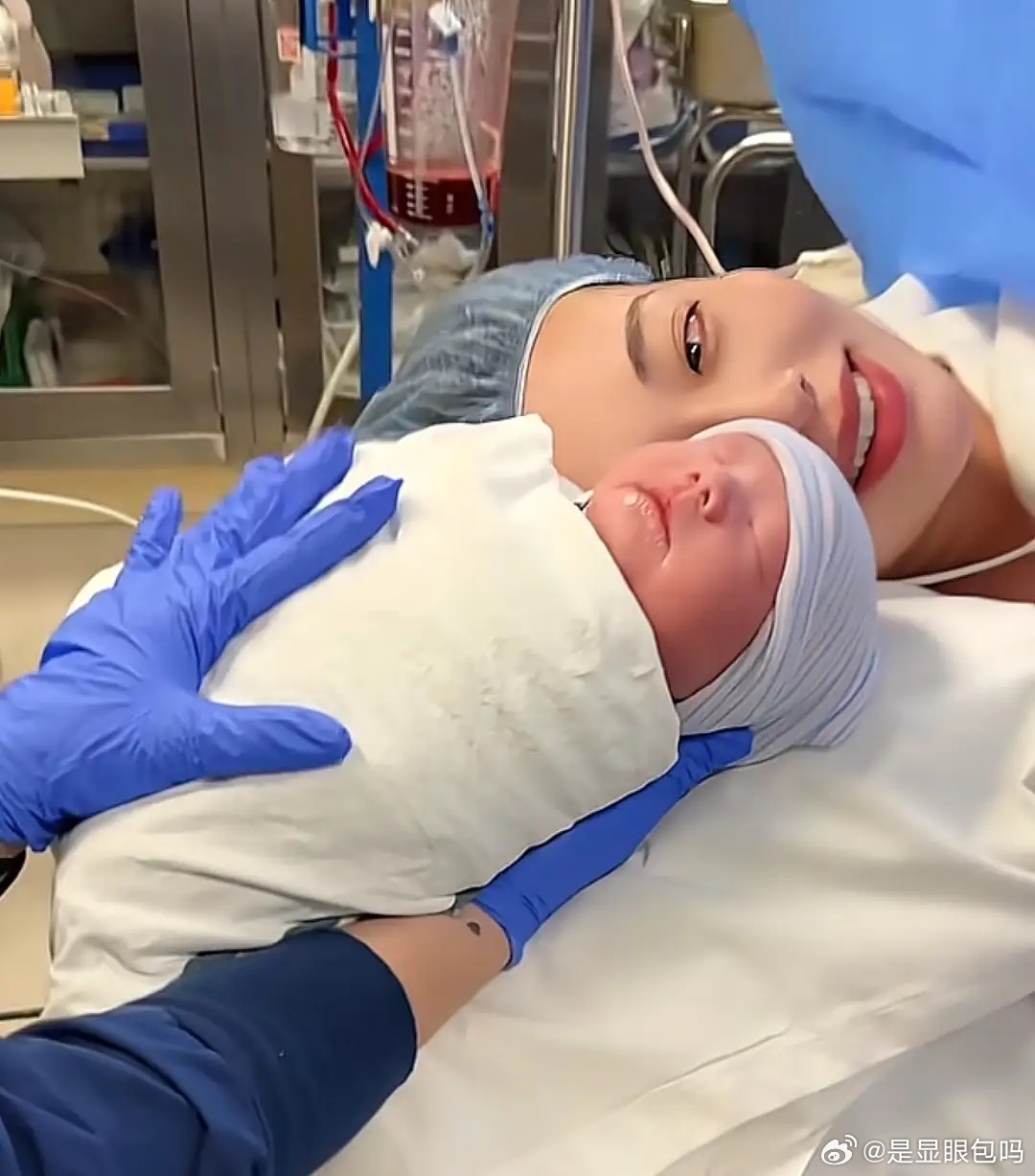 演员李萍官宣当姥姥，飞美国陪女儿待产心焦急，外孙漂亮白里透红！ 