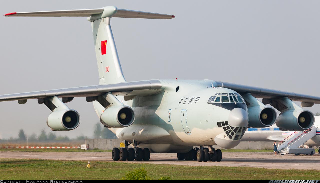 空军专机市的伊尔七六在滑跑中，在运-20批量装备之前的那几年，空军就靠着这一批伊
