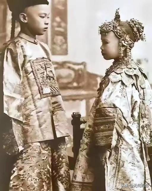 过去的人结婚都比较早，还在未成年的时候，家长就给安排了婚事，其实他们还都是孩子，