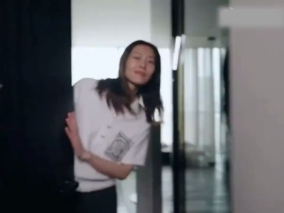井柏然：我女朋友素颜实在太好看了看了刘雯的素颜之后，我发誓井柏然说的是真的！她化妆vlog的背景好像