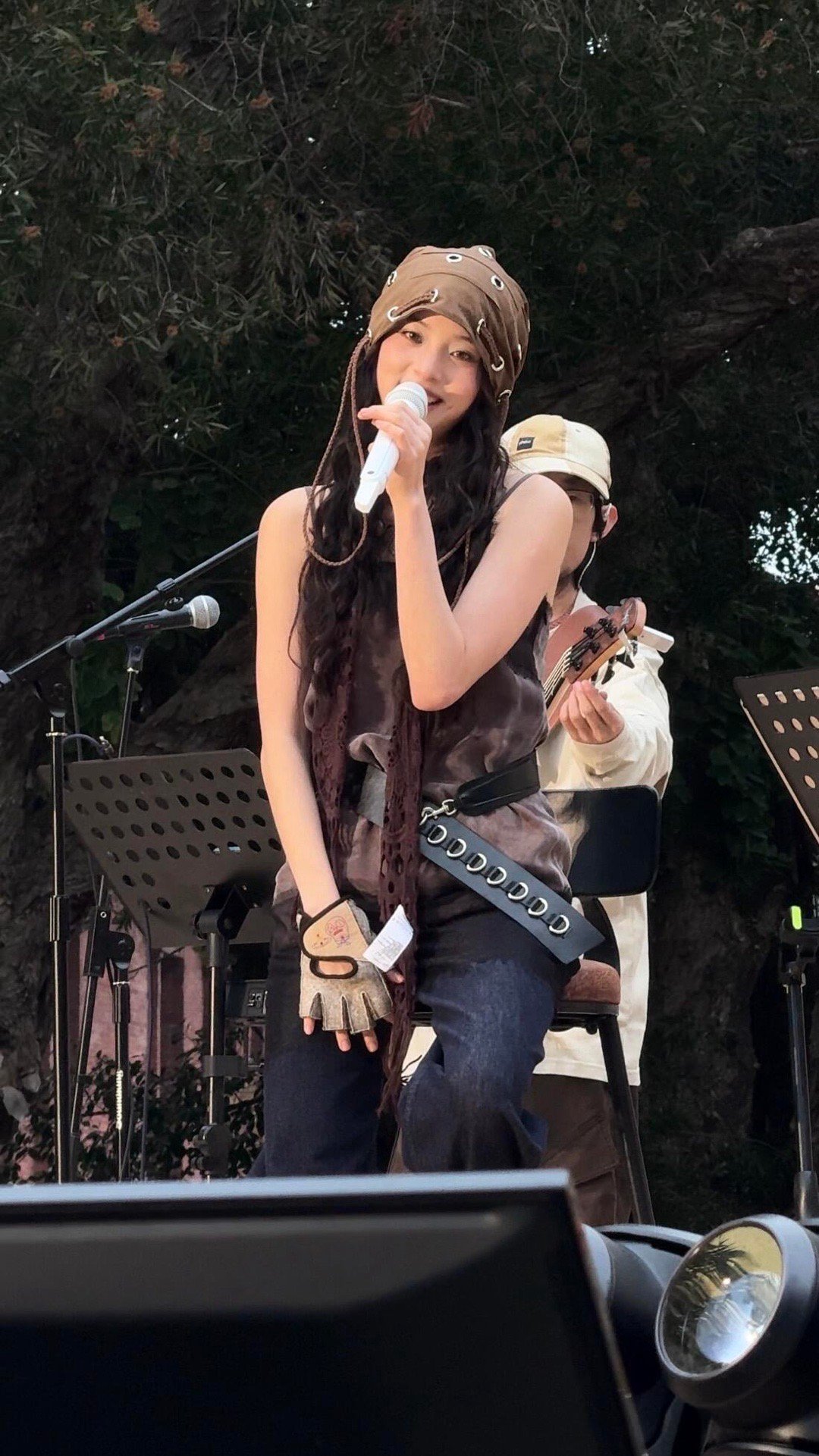 欧阳娜娜音乐会彩带是她的照片 娜比太会了！彩带竟是自己小时候的照片，飘起来像会飞