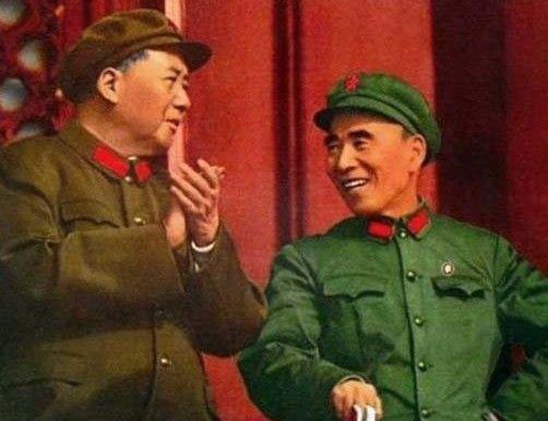 林彪一贯标榜自己对毛主席是紧紧跟随，常年“宝书不离手，万岁不离口”，公开的言论都