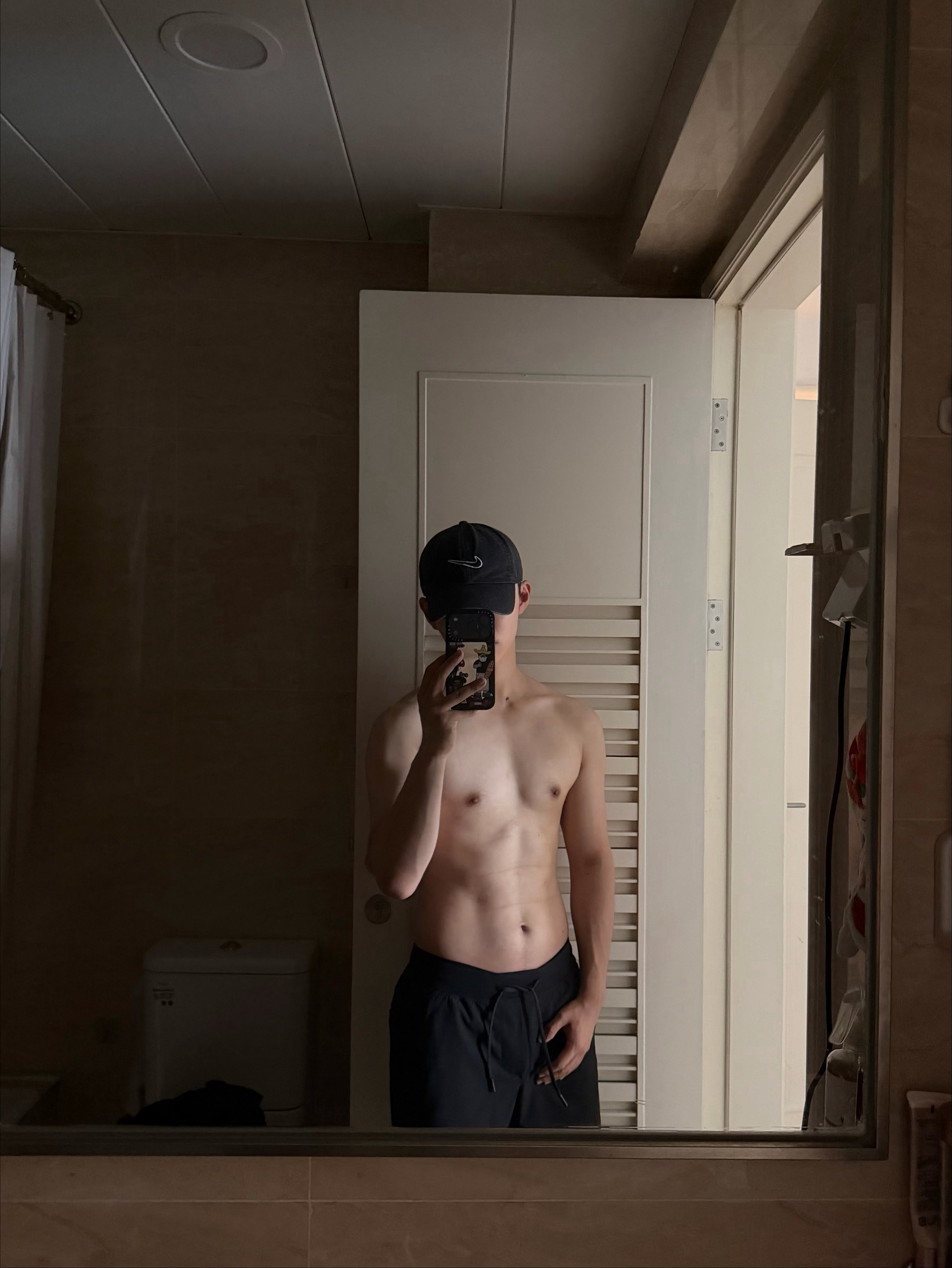 翻相册发现腹肌怎么卷都不明显的原因找到了