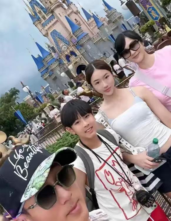 反过来了！吴尊家儿子长得像爸，女儿像妈
吴尊一儿一女都长大了，女儿NeiNei吴