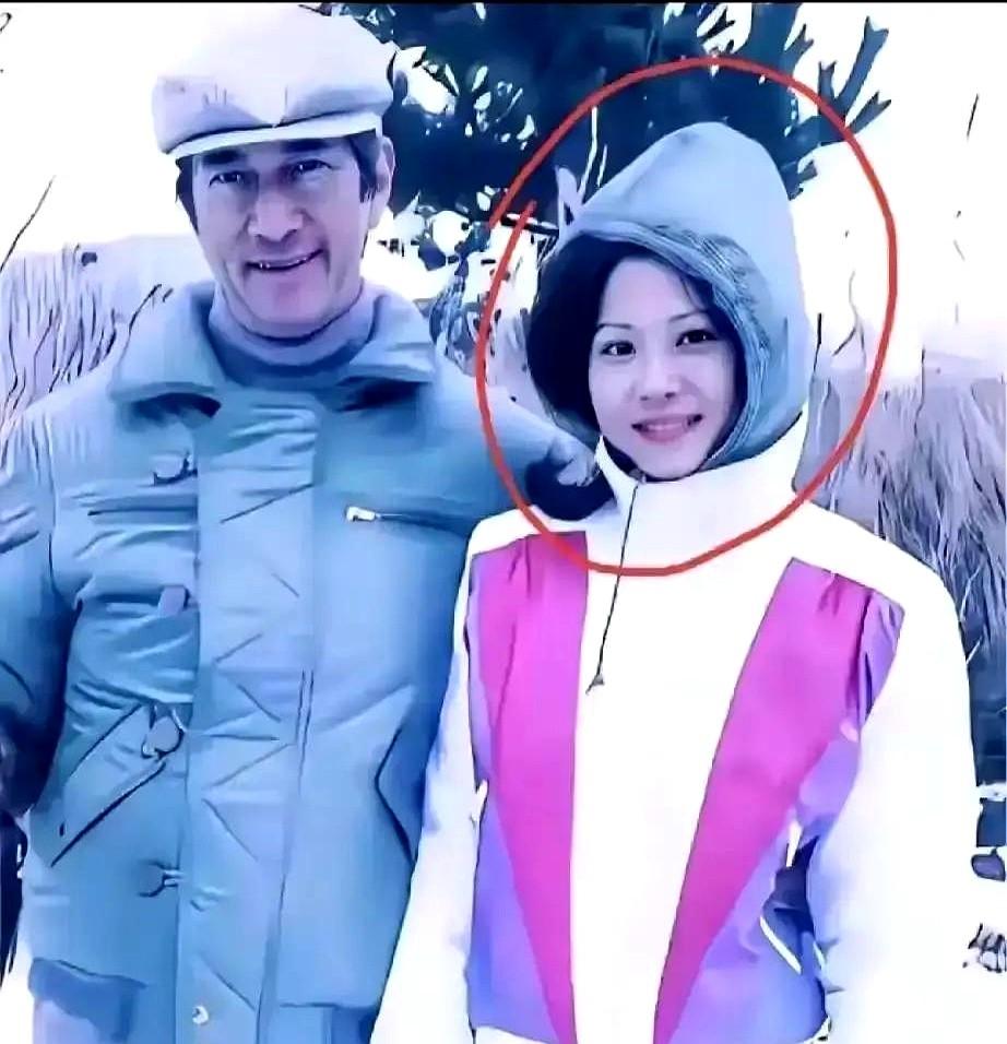 1985年，赌王送给陈婉珍一套房，公开她“三太”身份。
她当年照顾着病床上失忆的