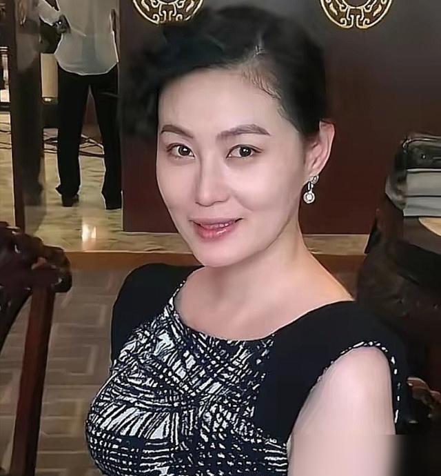 55岁潘金莲扮演者至今单身，不是没人娶，是她自己关上了门。
当年她和圈外男友闪