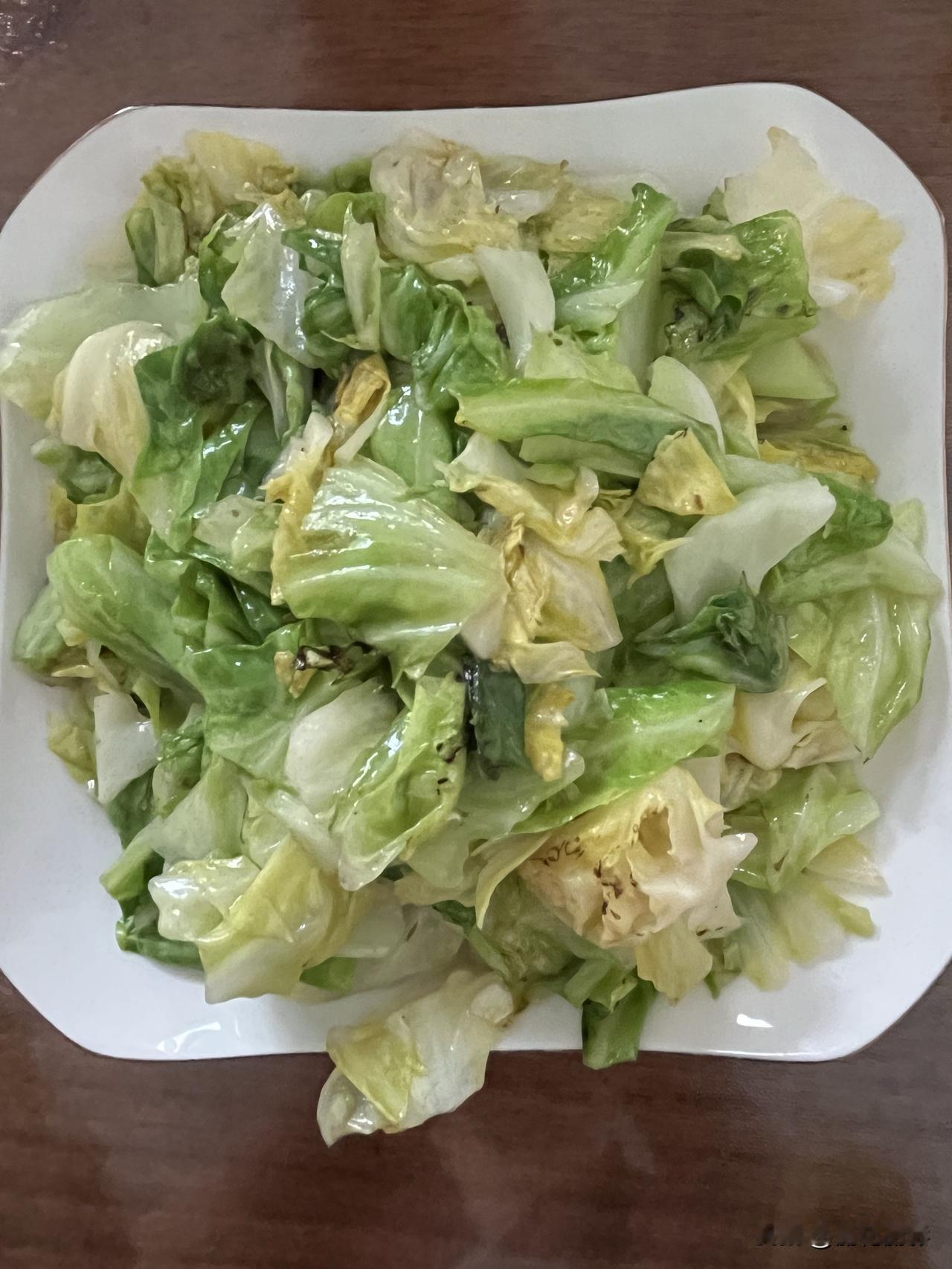 好友们晚上好！新周愉快，晚餐香香！今天的晚餐：
素炒圆白菜
馕包肉
剩菜
玉米