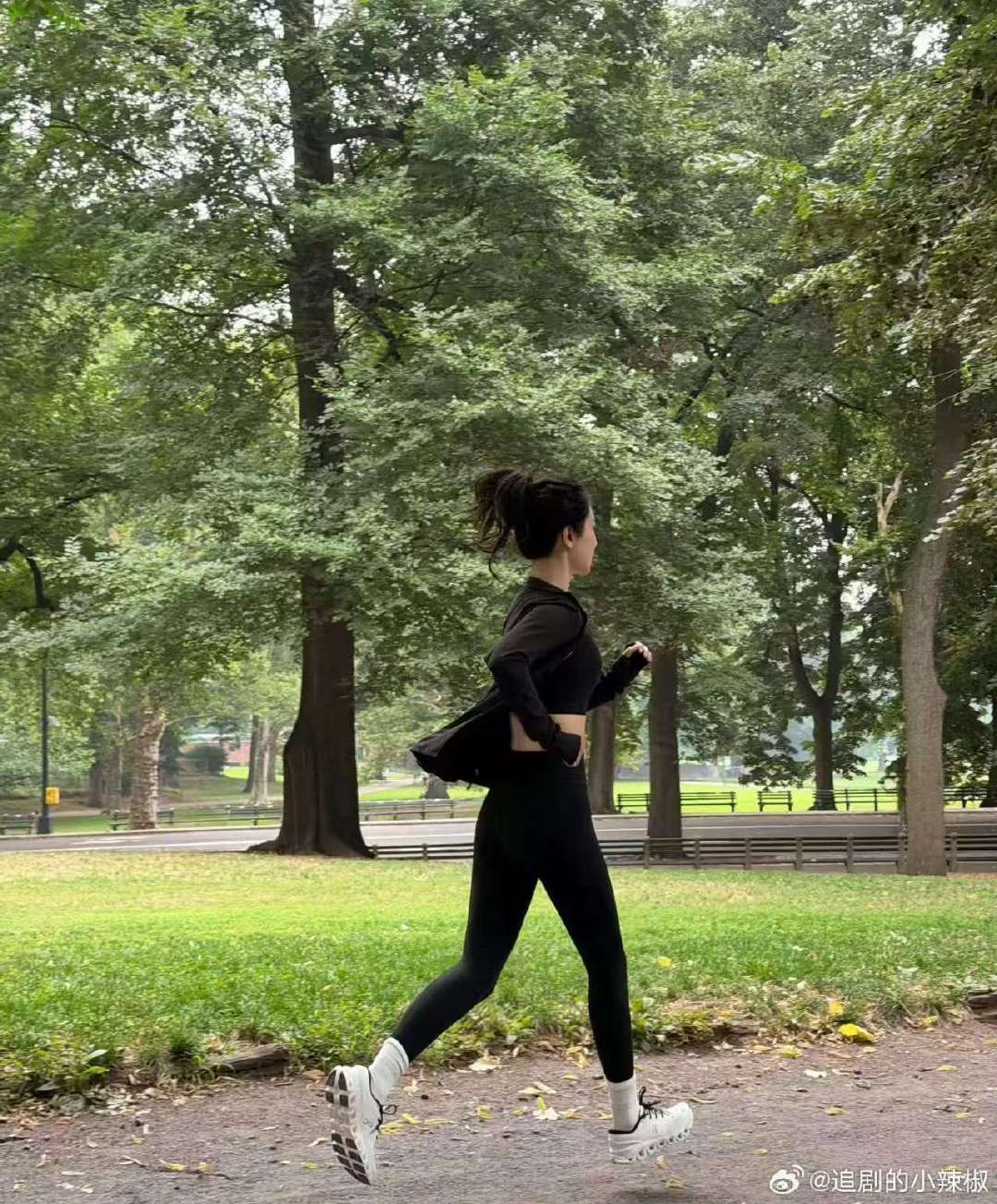 杨紫版中国人会飞杨紫跑步随拍 哈哈哈哈跑步要飞起来了 