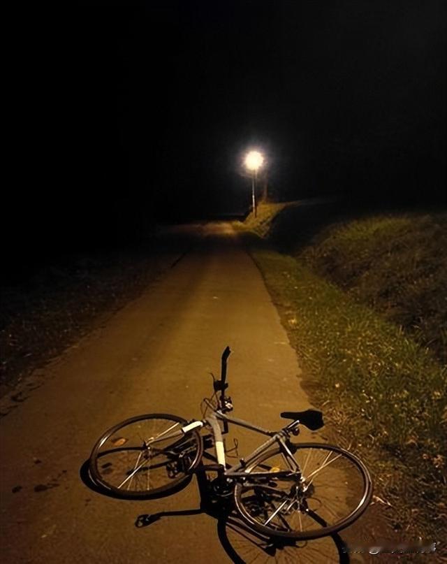 贵州乌江边夜行惊魂！车灯一照分不清路与江，四兄弟魂断冰冷江水，唯一幸存司机哭诉：