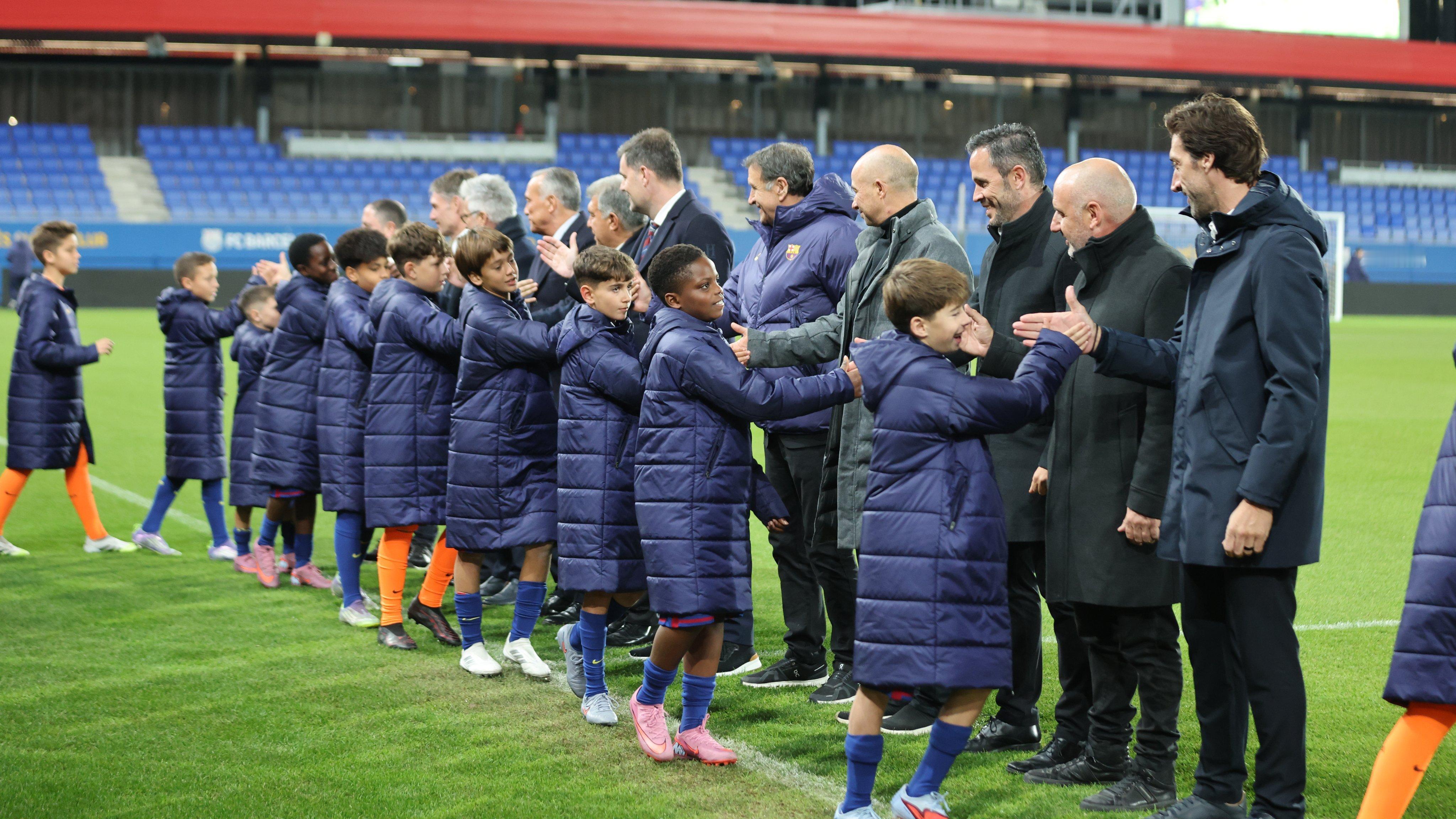 📸今晚，俱乐部举行仪式，展示了其基层足球队，共有 260 名男孩和青年男子以及