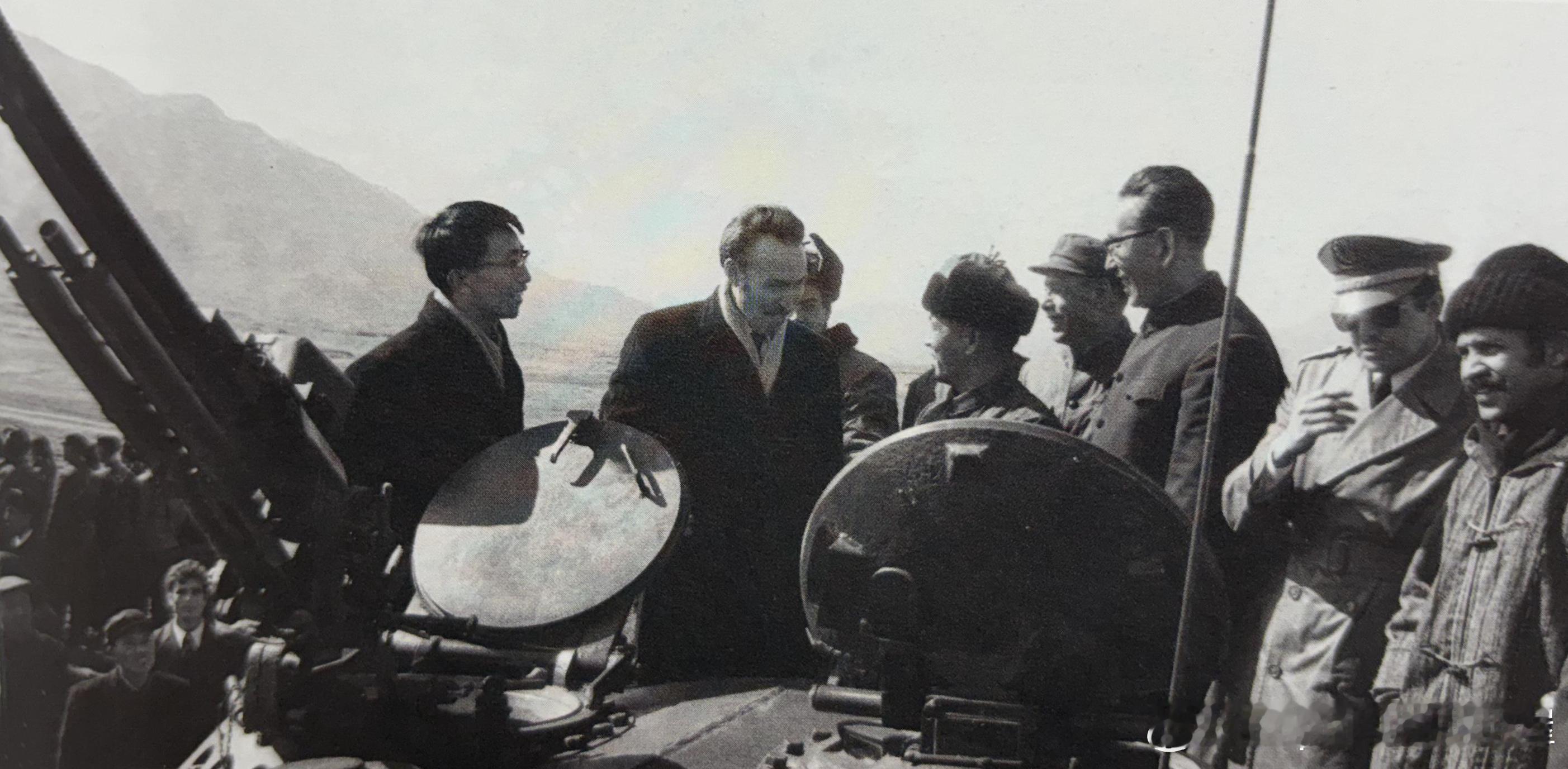 1974年2月阿尔及利亚革命委员及主席布迈丁（左二）访华时参观北京军区装甲兵部队