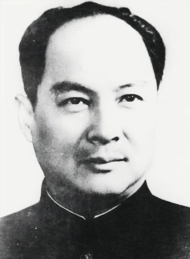1935年，他被开除党籍，戴着手铐走完长征，开国大典前，毛主席问他：“你为何不来