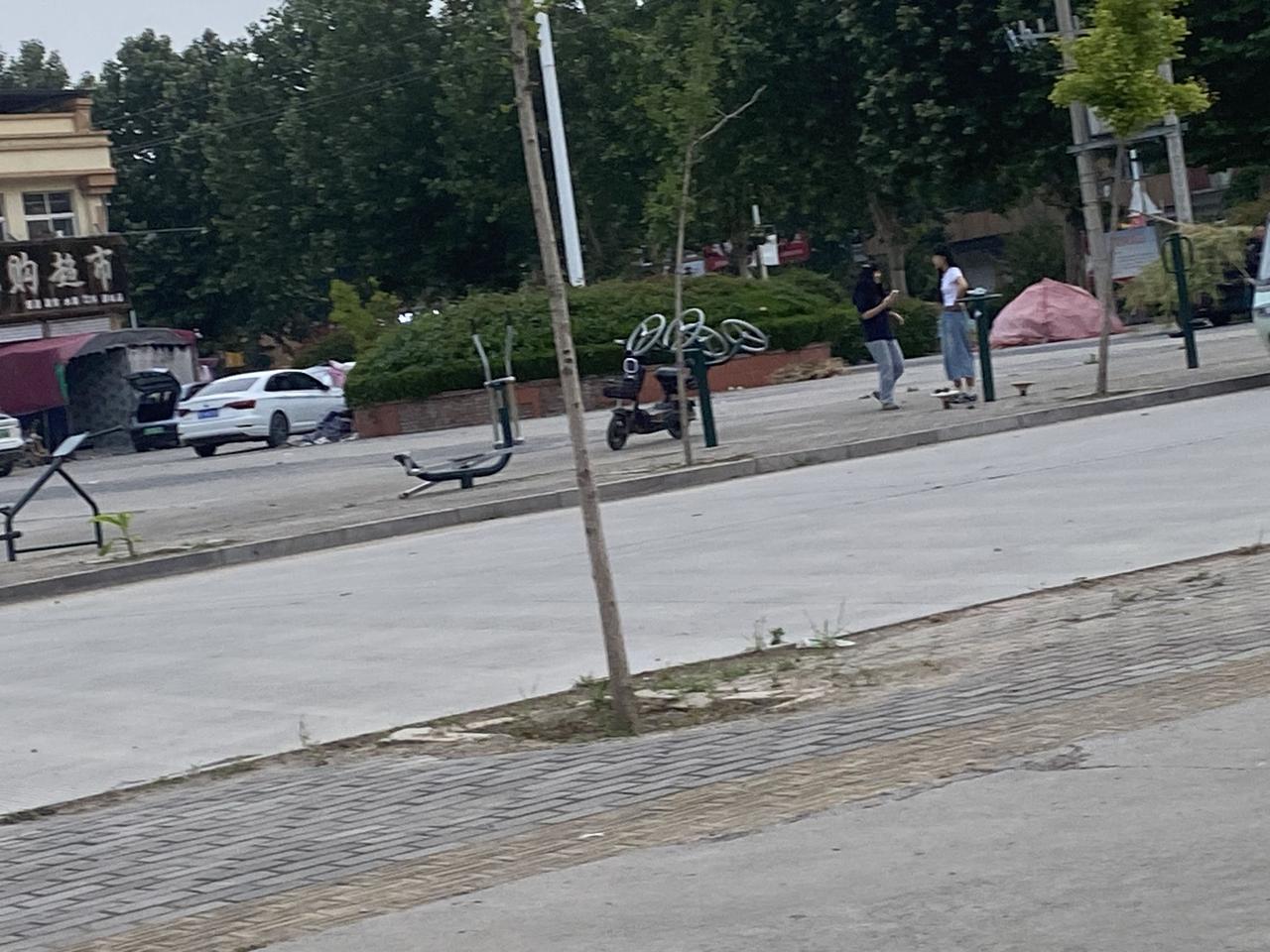 每天吃过晚饭到社区广场溜达一圈是我的习惯，看看广场舞，拉两下单杠，再不然和熟人聊