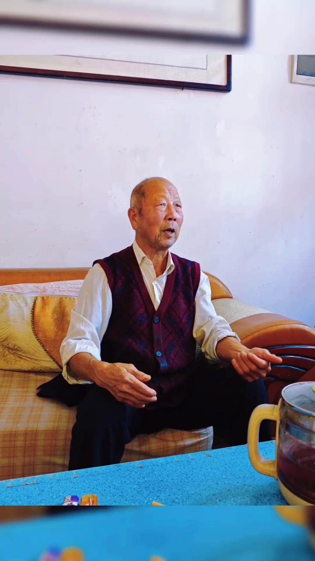 从1969年应征入伍驻守长城外战备点位，曾遇百年山洪，和战友抢险守护战备电台安全