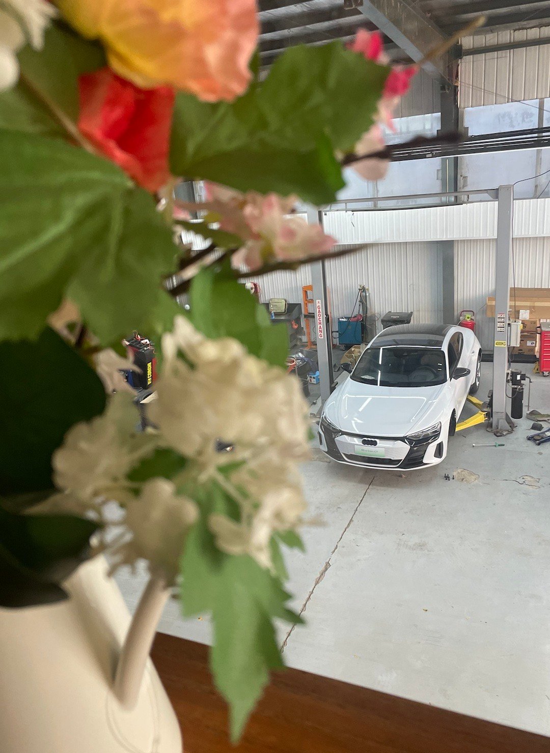 大尺寸的轮圈还是需要用专业的设备进行作业、一方面省心省事、另一方面不会出现轮胎和