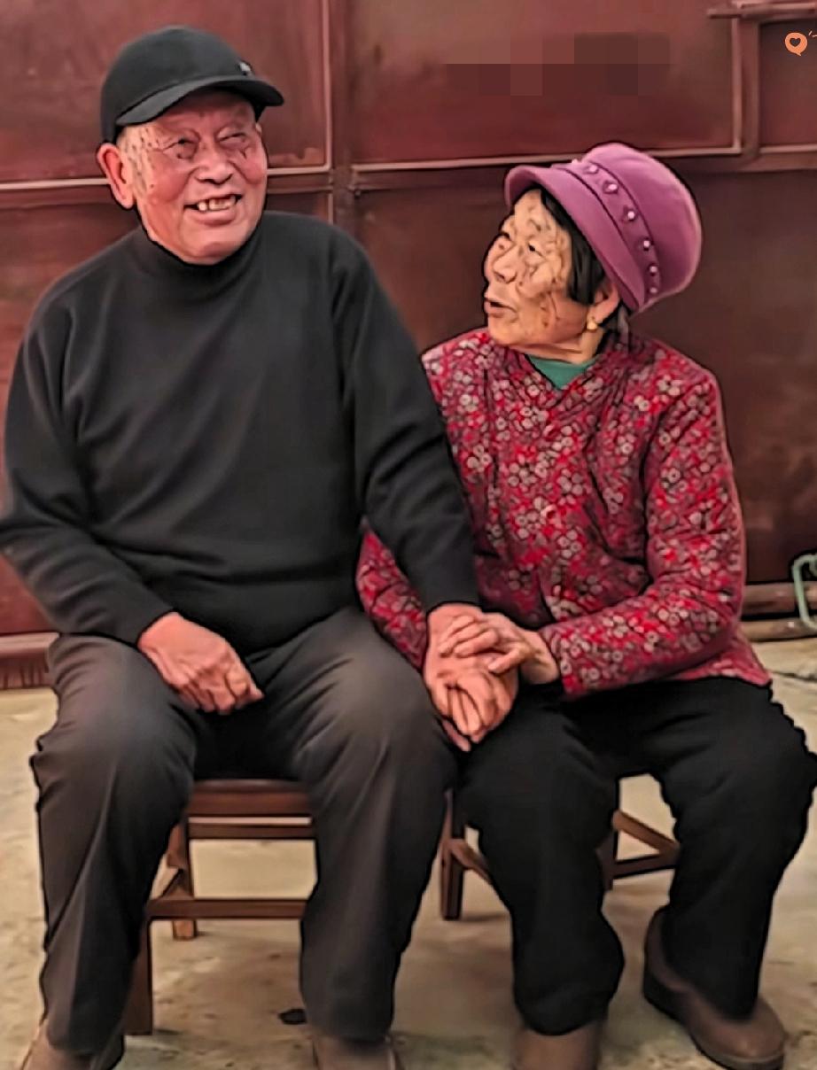 真的被这对老人甜到了！

山东日照81岁爷爷奶奶拍合照，竟意外甜上人民日报，这才