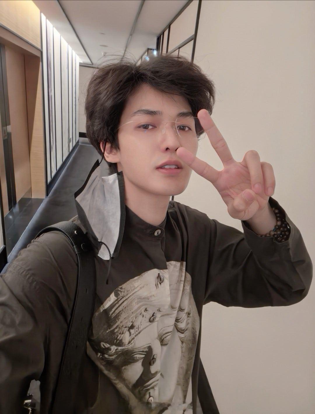 朱正廷随手拍生图朱正廷营业但不完全营业朱正廷这波营业真的很有小心思，看似随意分享