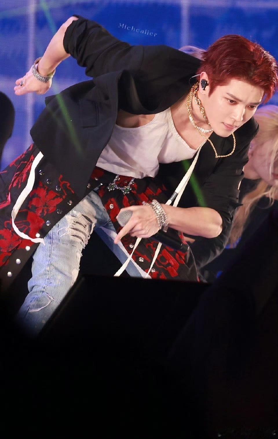 今晚SMTOWN上的nct127的李泰容红发真的太帅了 