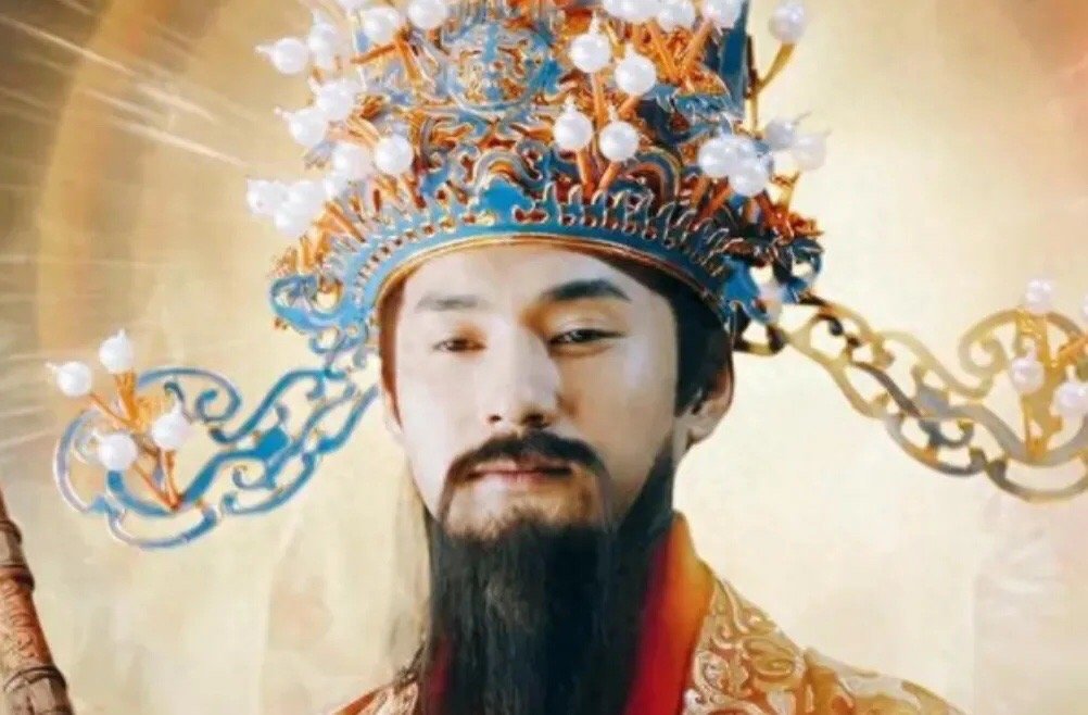 从前有一老汉，供了一辈子财神，最后却穷死了！儿子很生气，来到财神庙，对着财神的脸