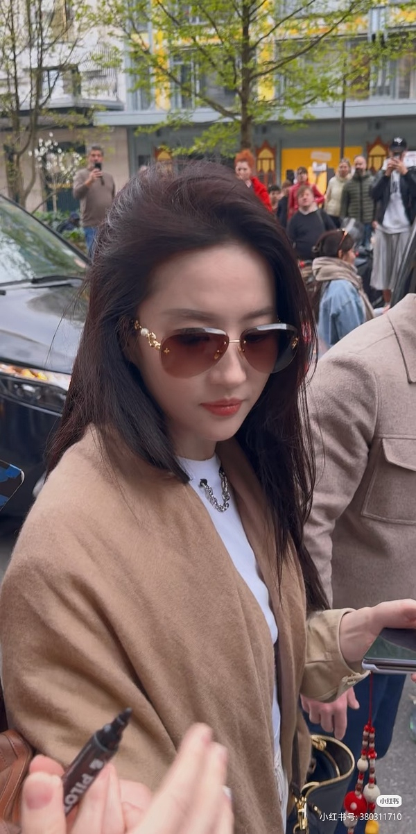 谁家敢让这么怼脸拍……有颜任性~ 刘亦菲LV大秀造型图